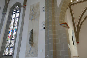 Malerischer Spiegel an der gotischen Madonna in St. Crescentius (Foto: Karl-Franz Thiede)